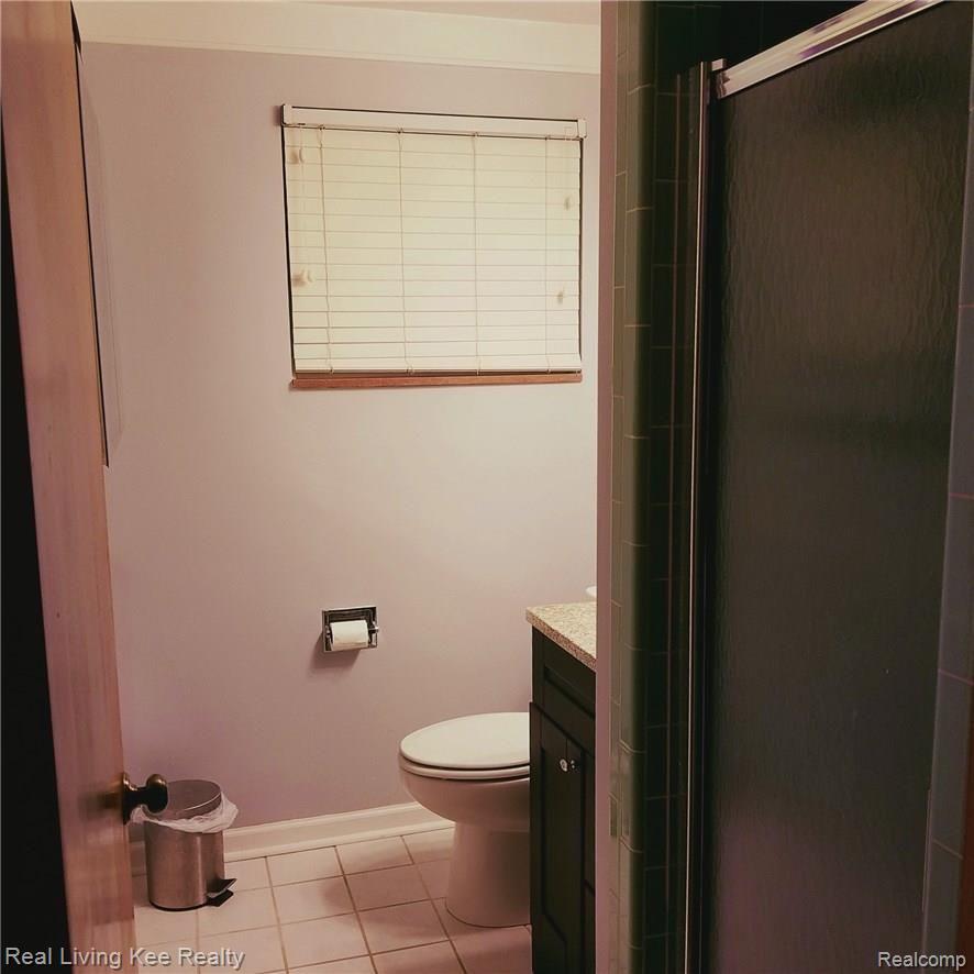 11201 Racine Road Warren, MI 48093 - Photo 23 of 23 Bathroom Lower.jpg