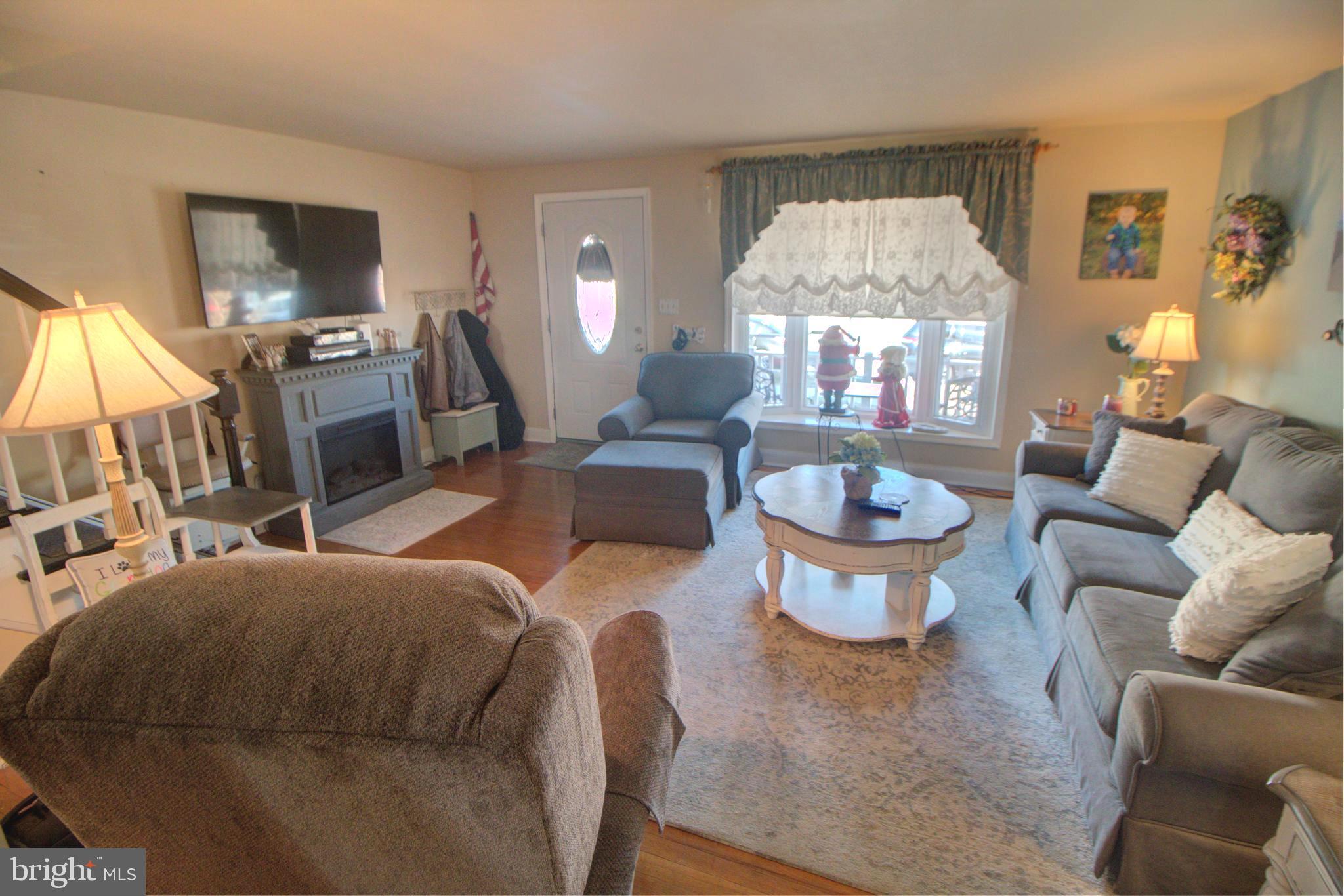 1027 Downton Road Halethorpe, MD 21227 - Photo 4 of 24 living room
