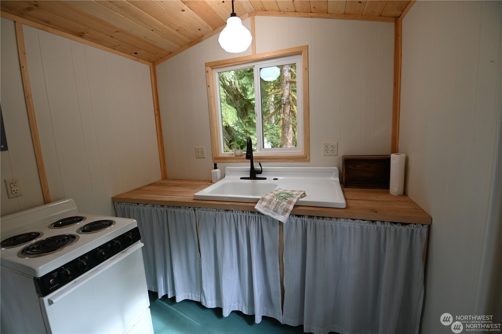 53011 Sky Loop Road Gold Bar, WA 98251 - Photo 11 of 24 a kitchen with a stove and a window