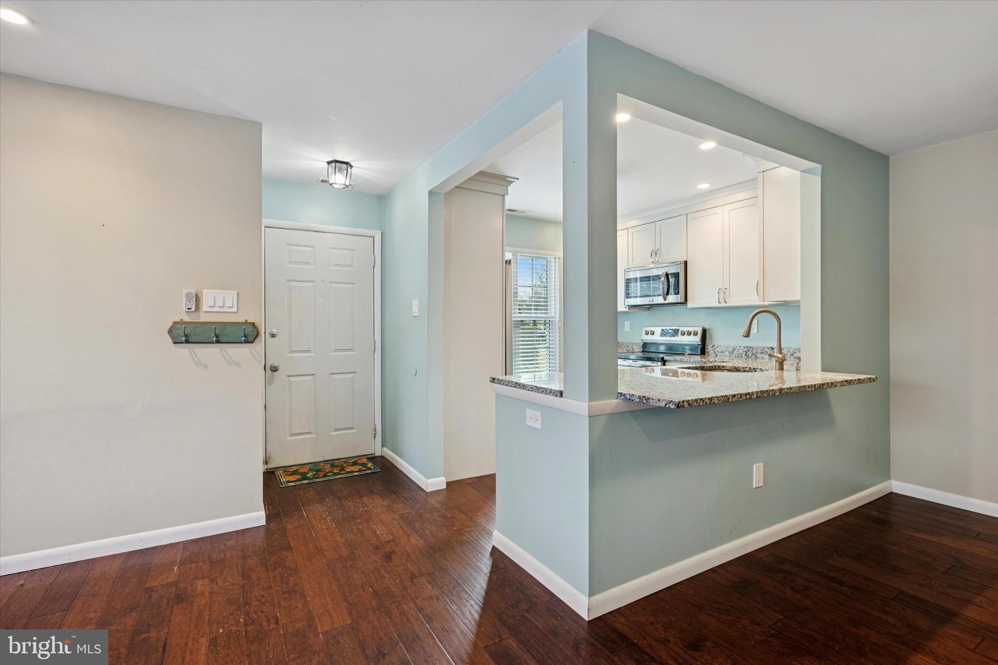 535 Shetland Court Sewell, NJ 08080 - Photo 4 of 25 Bright and inviting entryway