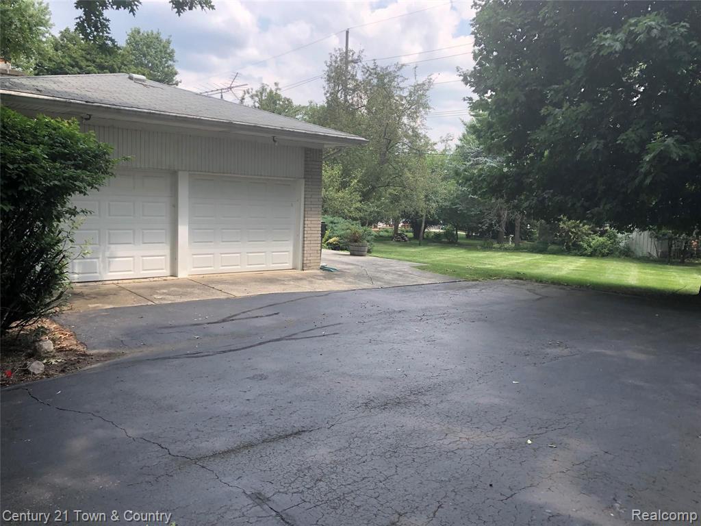 1172 Brewster Road Rochester Hills, MI 48306 - Photo 3 of 5