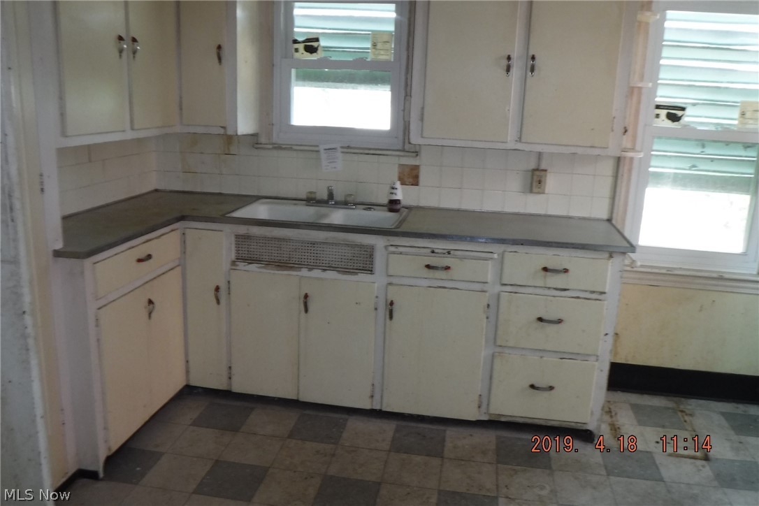 1144 Quilliams Road Cleveland, OH 44121 - Photo 3 of 11