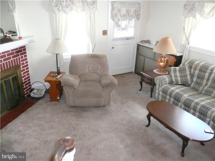 4024 Lasher Road Drexel Hill, PA 19026 - Photo 6 of 25 Living Room