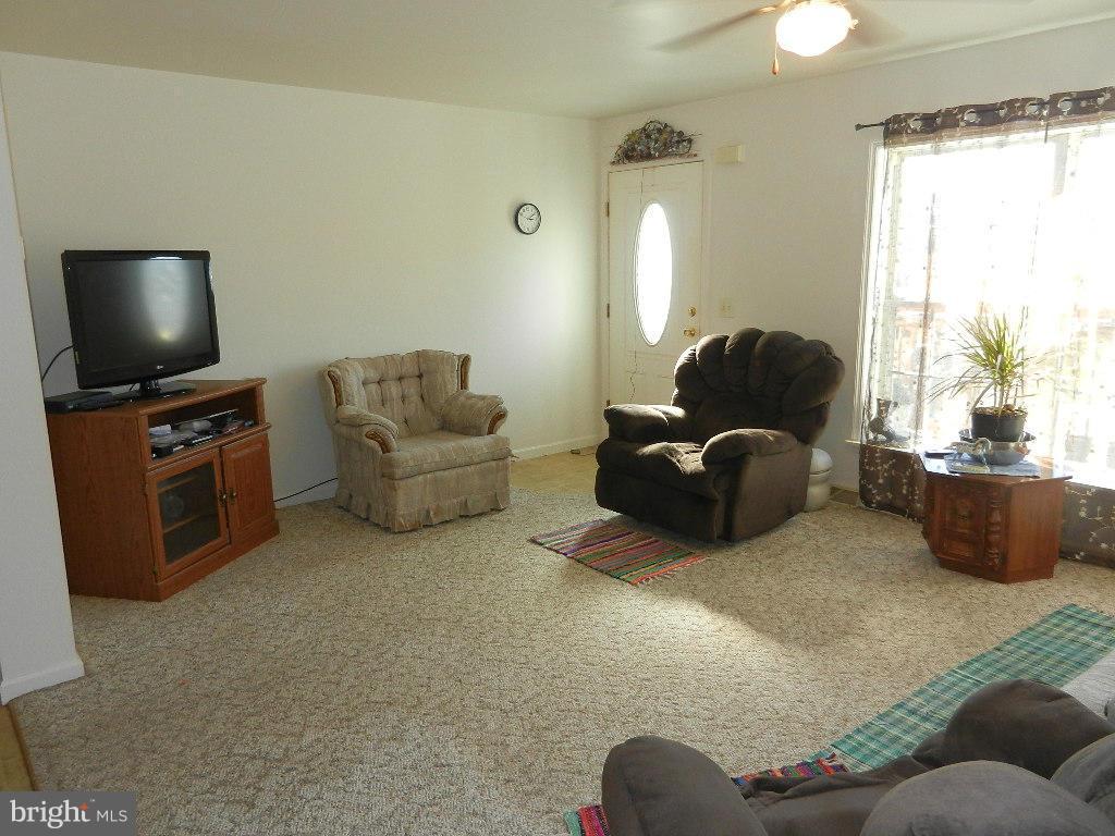 18405 Shale Road Southeast Oldtown, MD 21555 - Photo 3 of 30 Living Room