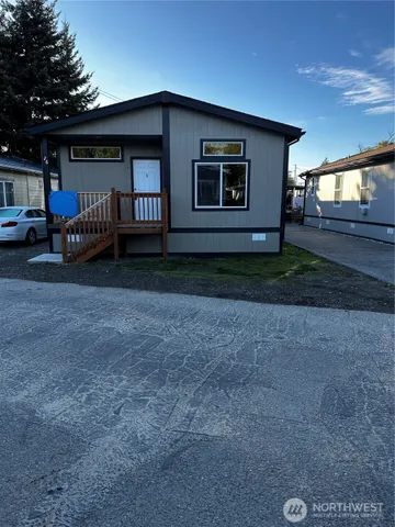 a view of an house with backyard and furniture
