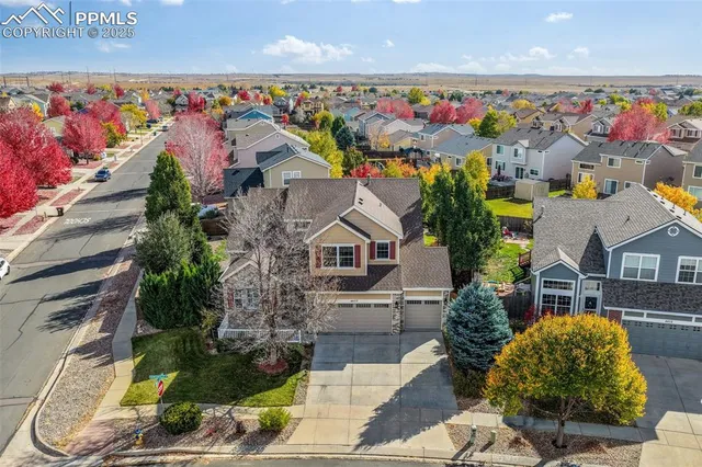 a view of entryway with a flower garden