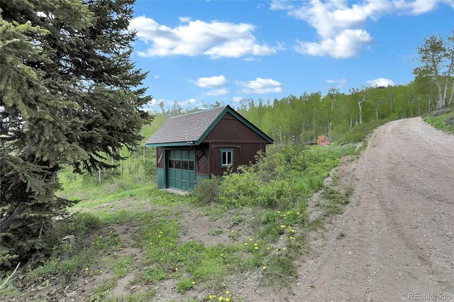 a view of a house with a backyard