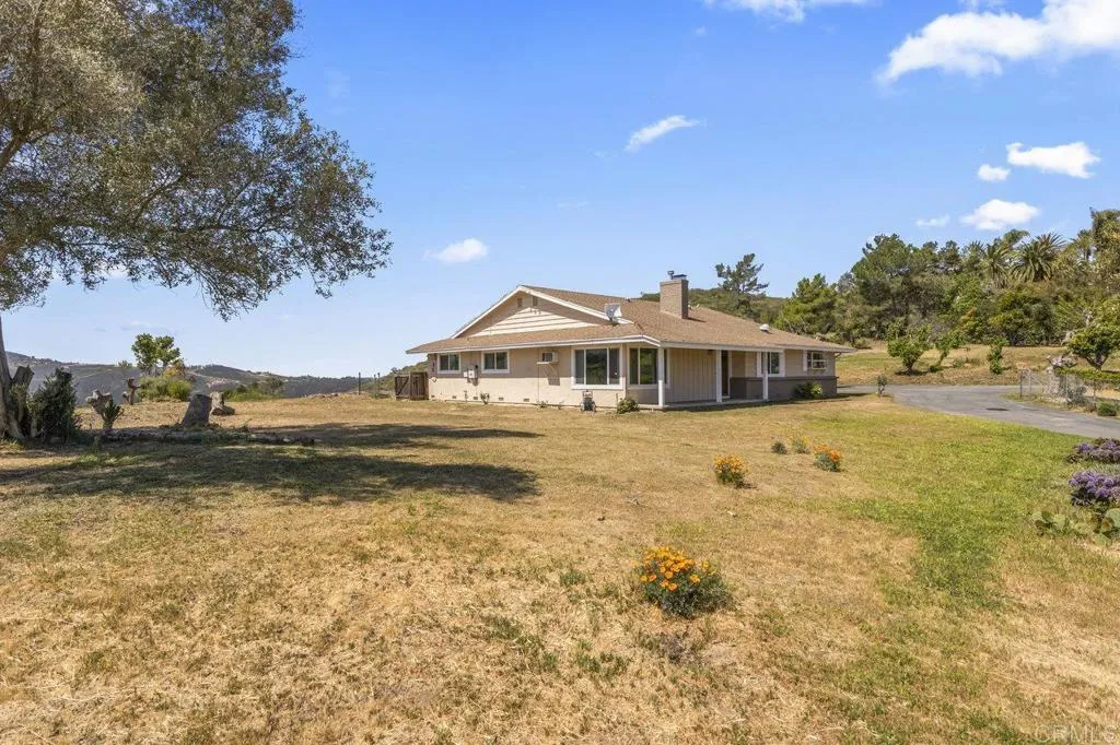 6825 Kellyn Lane Vista, CA 92084 - Photo 7 of 65