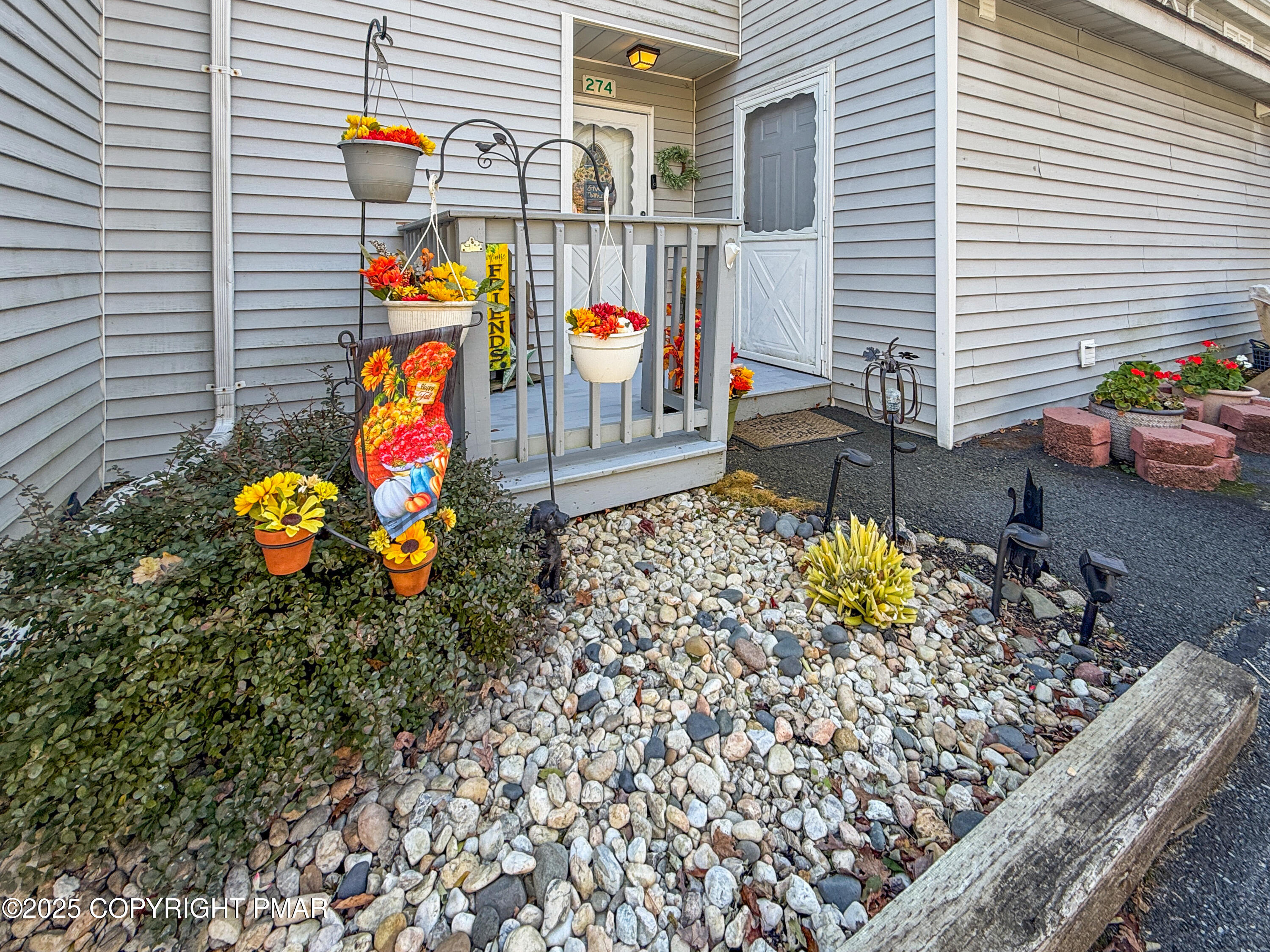 274 Nittany Court Mount Pocono, PA 18344 - Photo 2 of 28