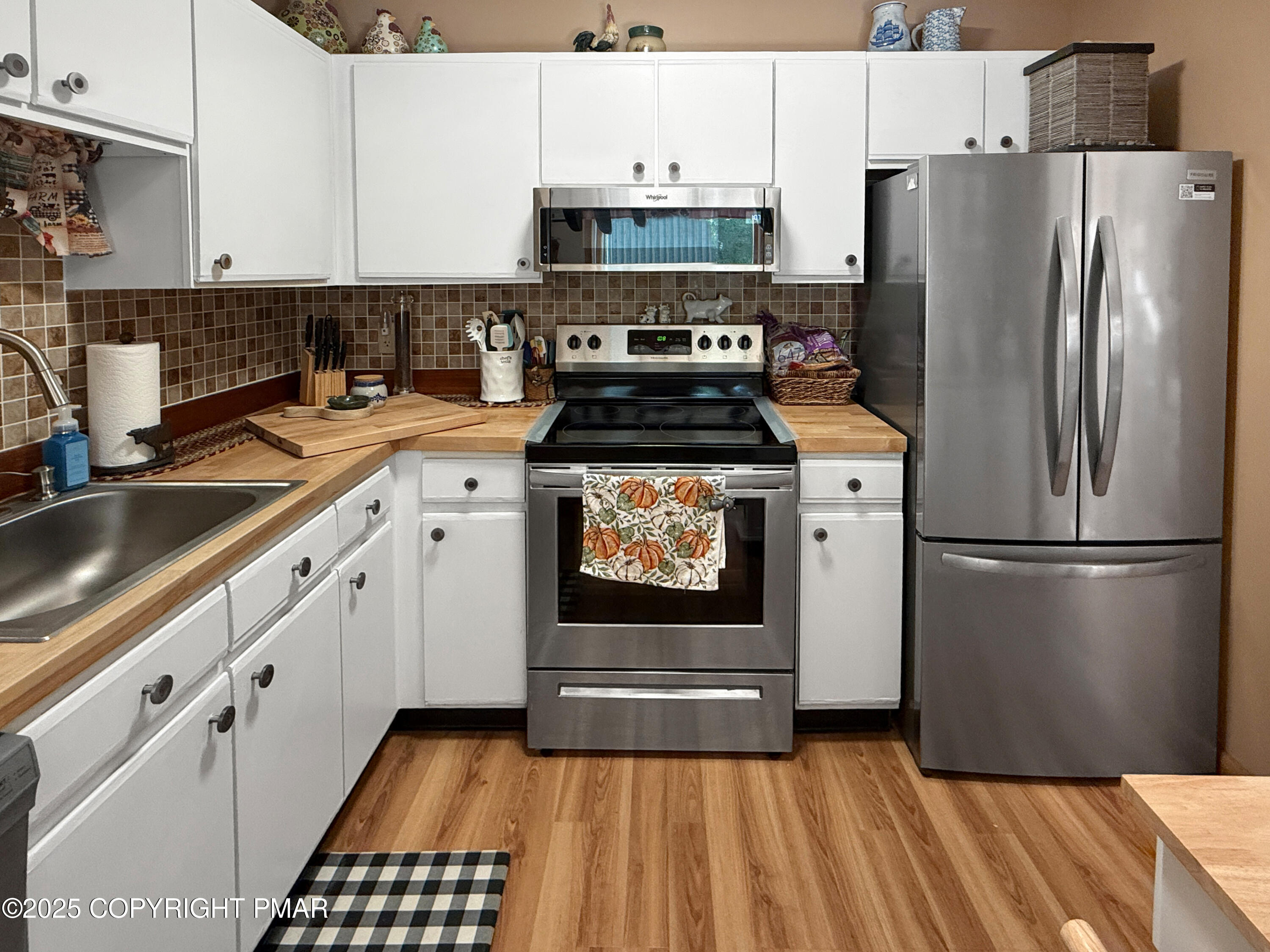 274 Nittany Court Mount Pocono, PA 18344 - Photo 8 of 28 a kitchen with cabinets a refrigerator and a sink