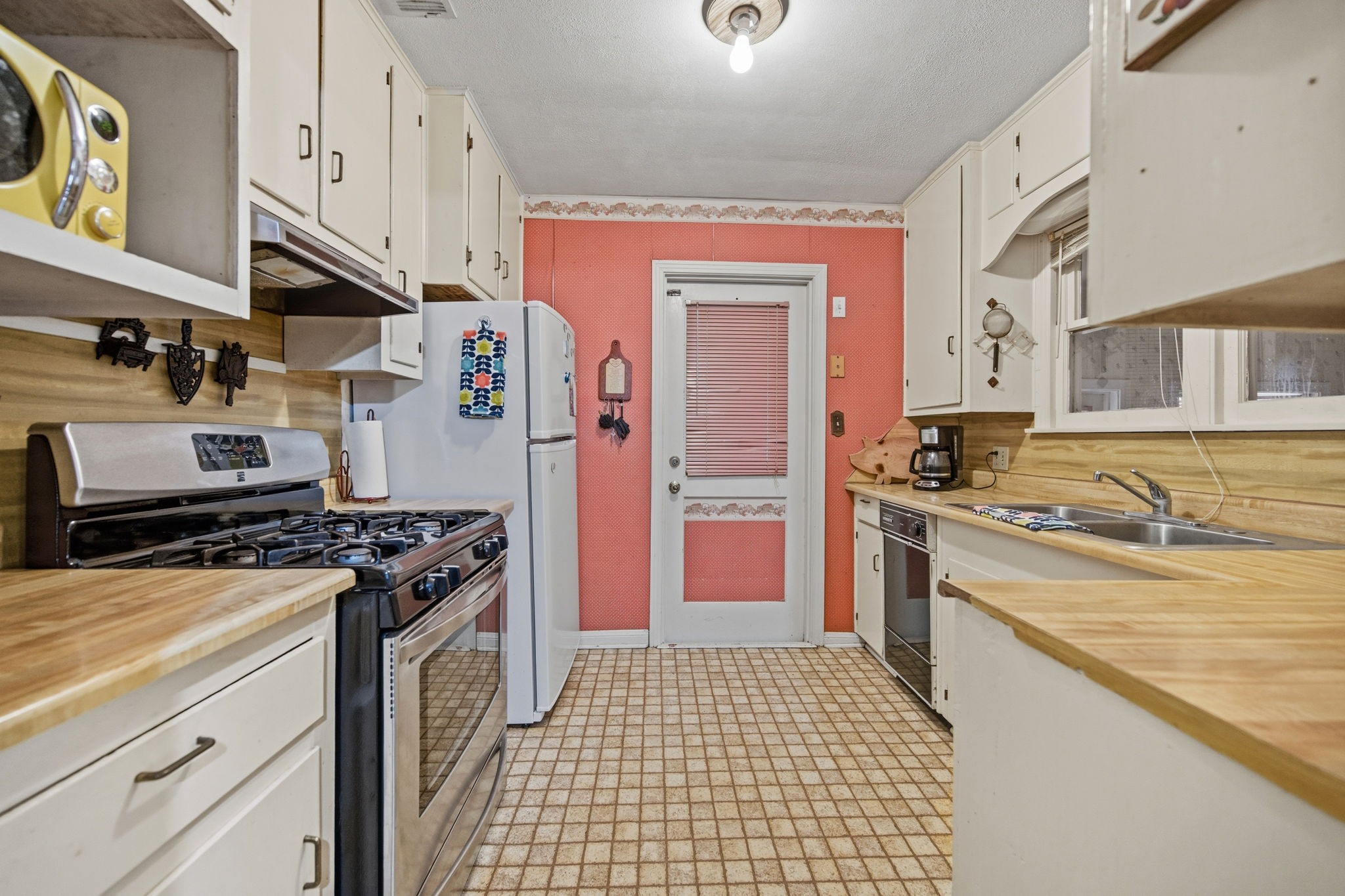 1604 Kipling Street Liberty, TX 77575 - Photo 7 of 19 a kitchen with stainless steel appliances granite countertop a stove and a refrigerator