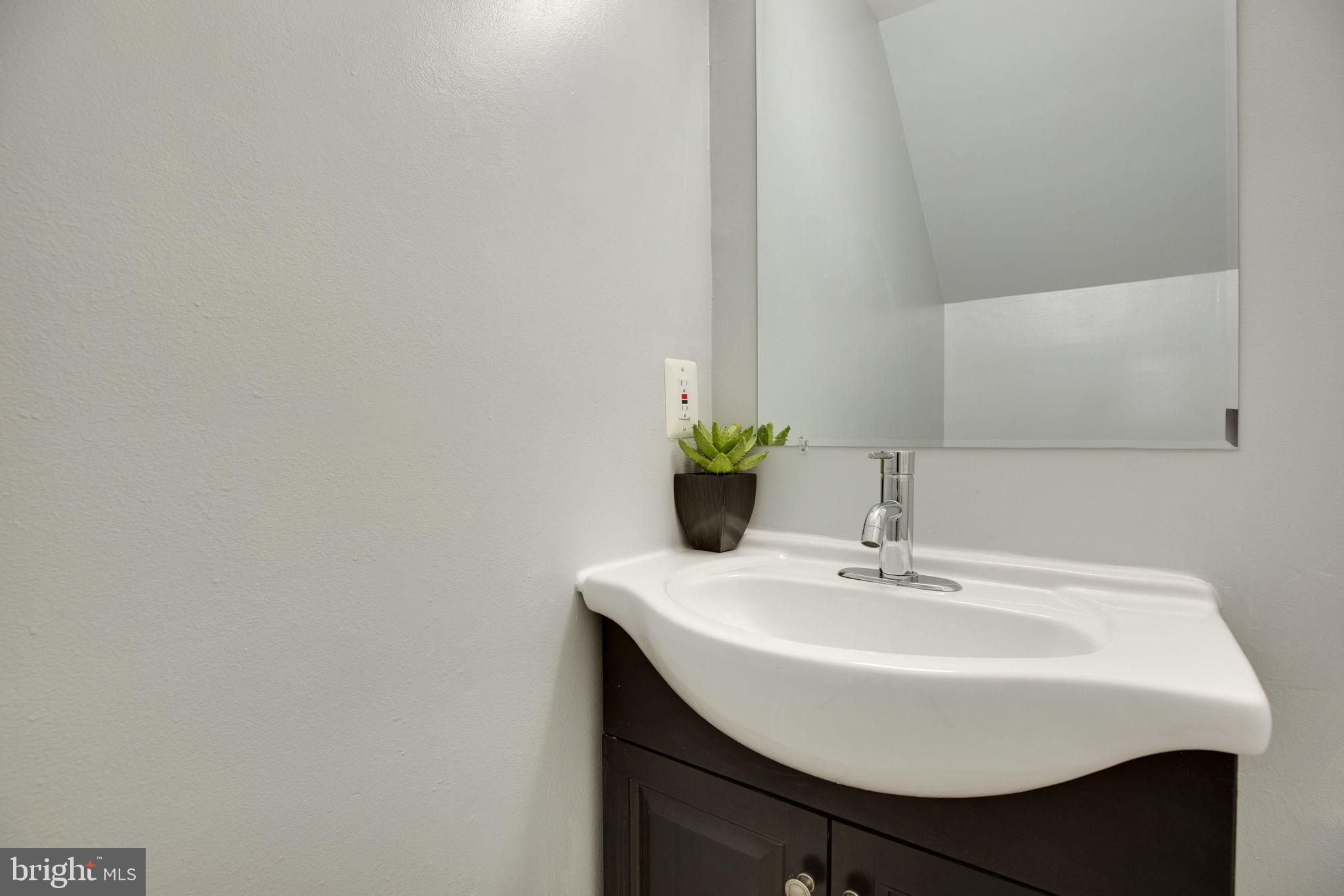 14851 Bolton Road Centreville, VA 20121 - Photo 11 of 44 Powder Room