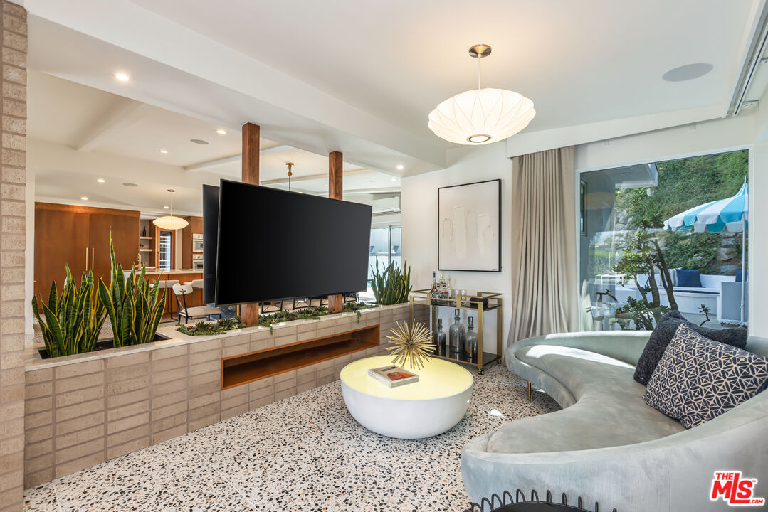 9033 Burroughs Road Los Angeles, CA 90046 - Photo 11 of 64 Gallery Image 11