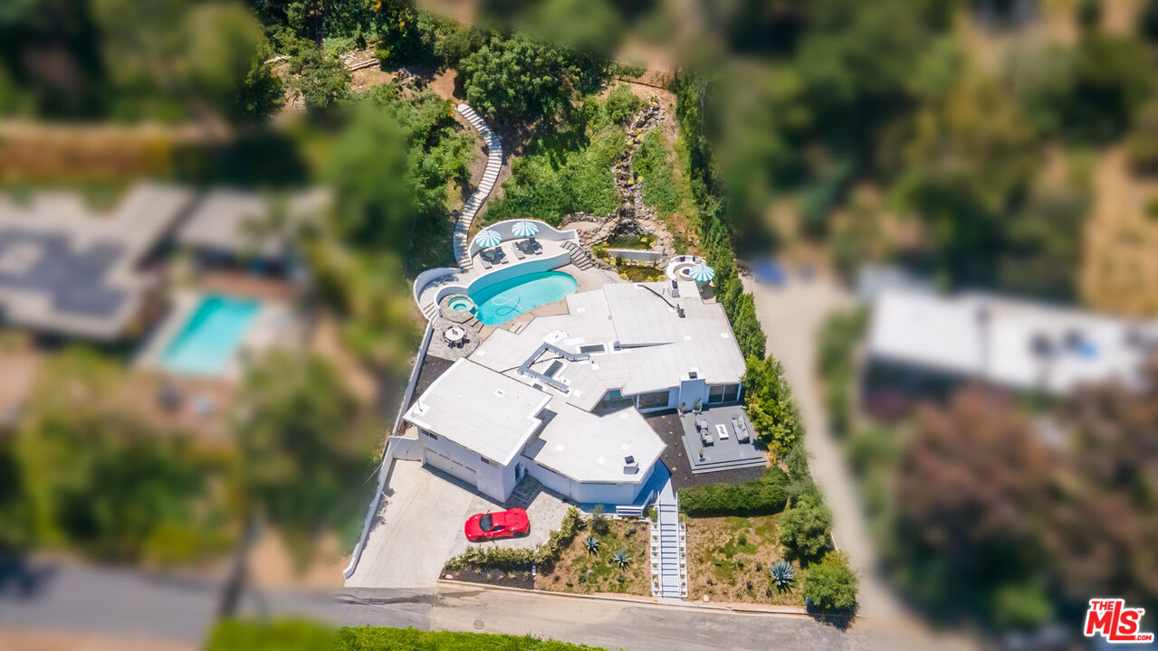 9033 Burroughs Road Los Angeles, CA 90046 - Photo 3 of 64 Gallery Image 3