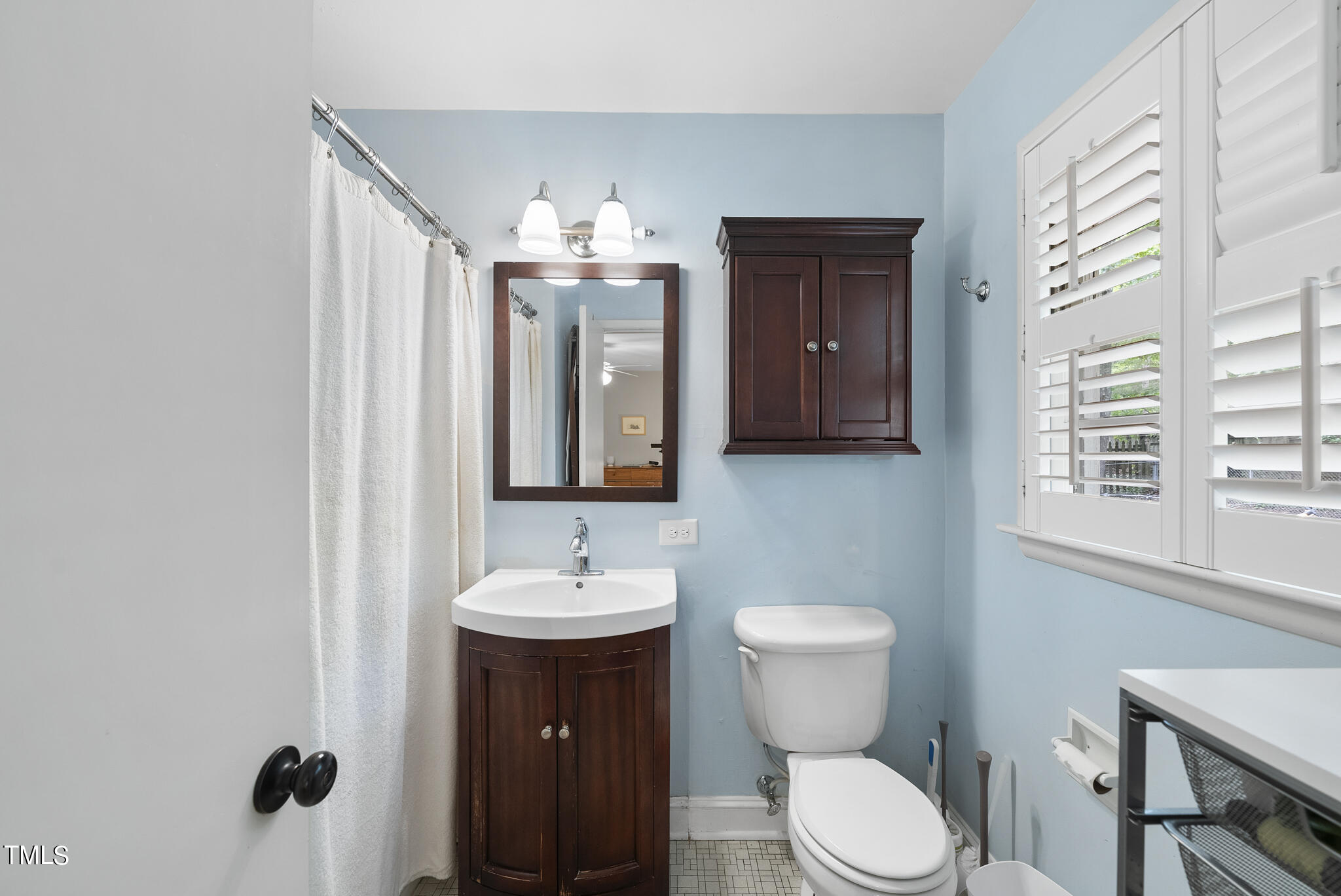 819 Beaver Dam Road Raleigh, NC 27607 - Photo 15 of 28 a bathroom with a toilet sink and mirror