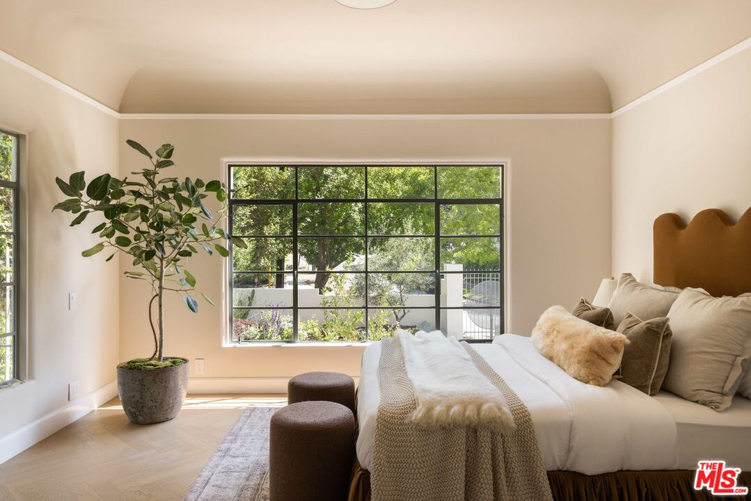 2449 North Commonwealth Avenue Los Angeles, CA 90027 - Photo 12 of 19