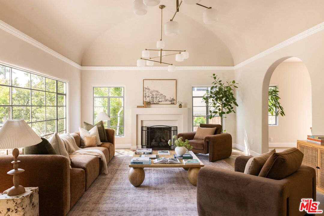 2449 North Commonwealth Avenue Los Angeles, CA 90027 - Photo 3 of 19