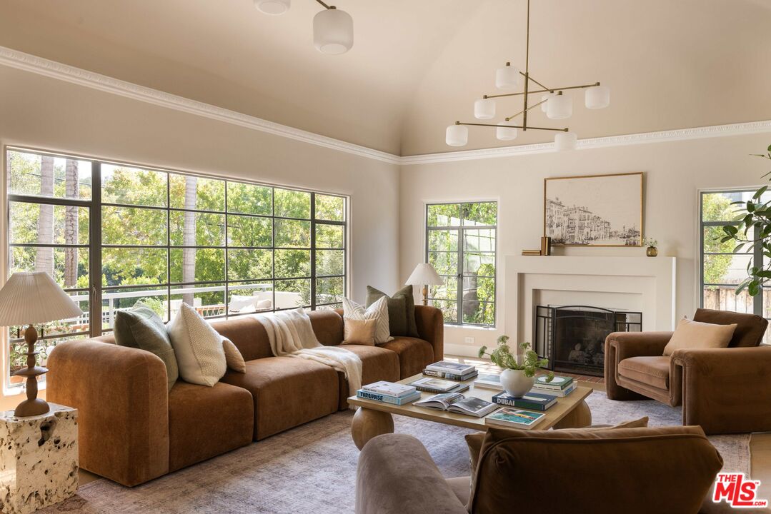 2449 North Commonwealth Avenue Los Angeles, CA 90027 - Photo 4 of 19