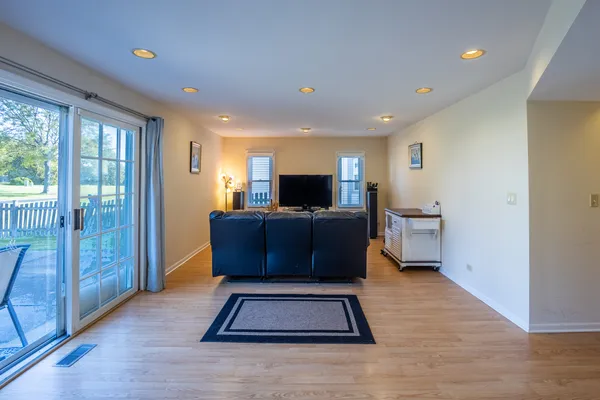 $3,600 | 331 East Fox Hill Drive, Buffalo Grove, IL 60089