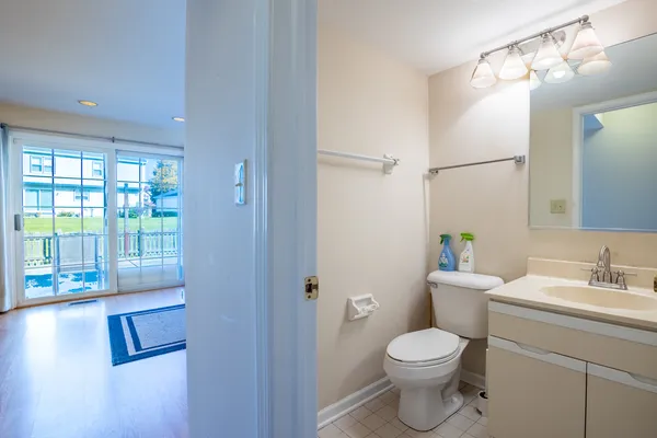$3,600 | 331 East Fox Hill Drive, Buffalo Grove, IL 60089