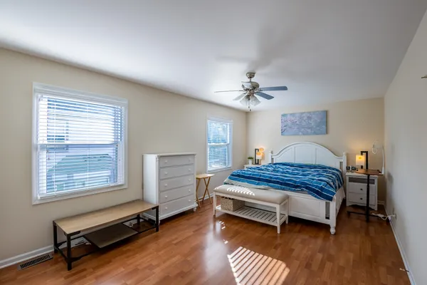 $3,600 | 331 East Fox Hill Drive, Buffalo Grove, IL 60089