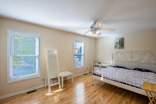 $3,600 | 331 East Fox Hill Drive, Buffalo Grove, IL 60089