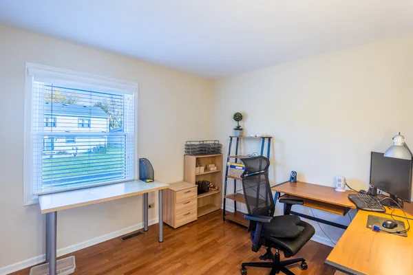 $3,600 | 331 East Fox Hill Drive, Buffalo Grove, IL 60089