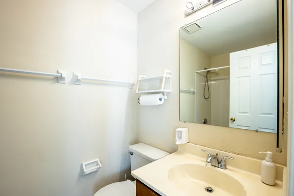 $3,600 | 331 East Fox Hill Drive, Buffalo Grove, IL 60089