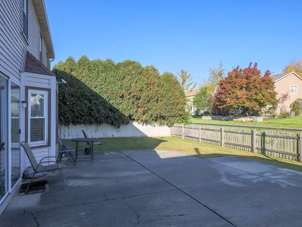 $3,600 | 331 East Fox Hill Drive, Buffalo Grove, IL 60089