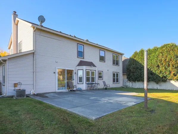 $3,600 | 331 East Fox Hill Drive, Buffalo Grove, IL 60089