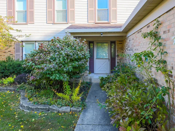 $3,600 | 331 East Fox Hill Drive, Buffalo Grove, IL 60089