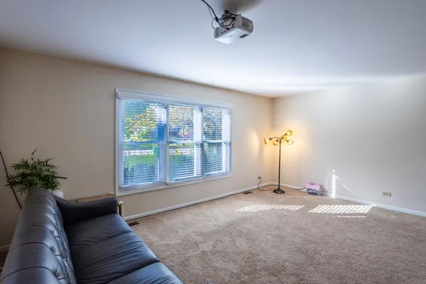 $3,600 | 331 East Fox Hill Drive, Buffalo Grove, IL 60089