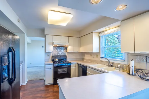 $3,600 | 331 East Fox Hill Drive, Buffalo Grove, IL 60089