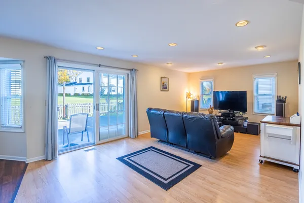 $3,600 | 331 East Fox Hill Drive, Buffalo Grove, IL 60089