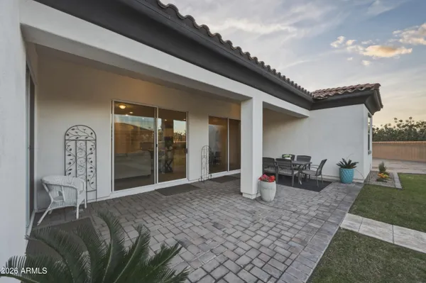 a view of a house with backyard and garden