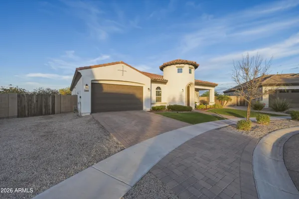 a view of a house with backyard and parking area