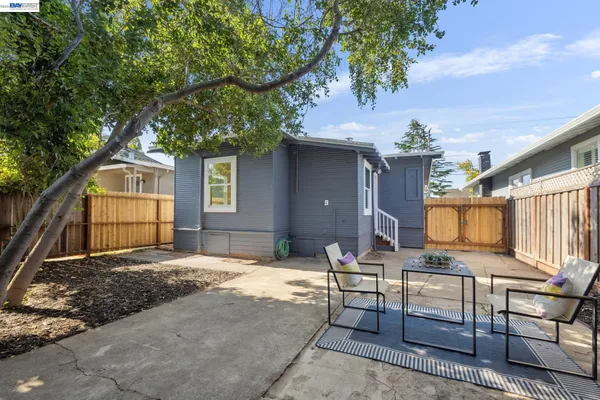 a view of a house with backyard