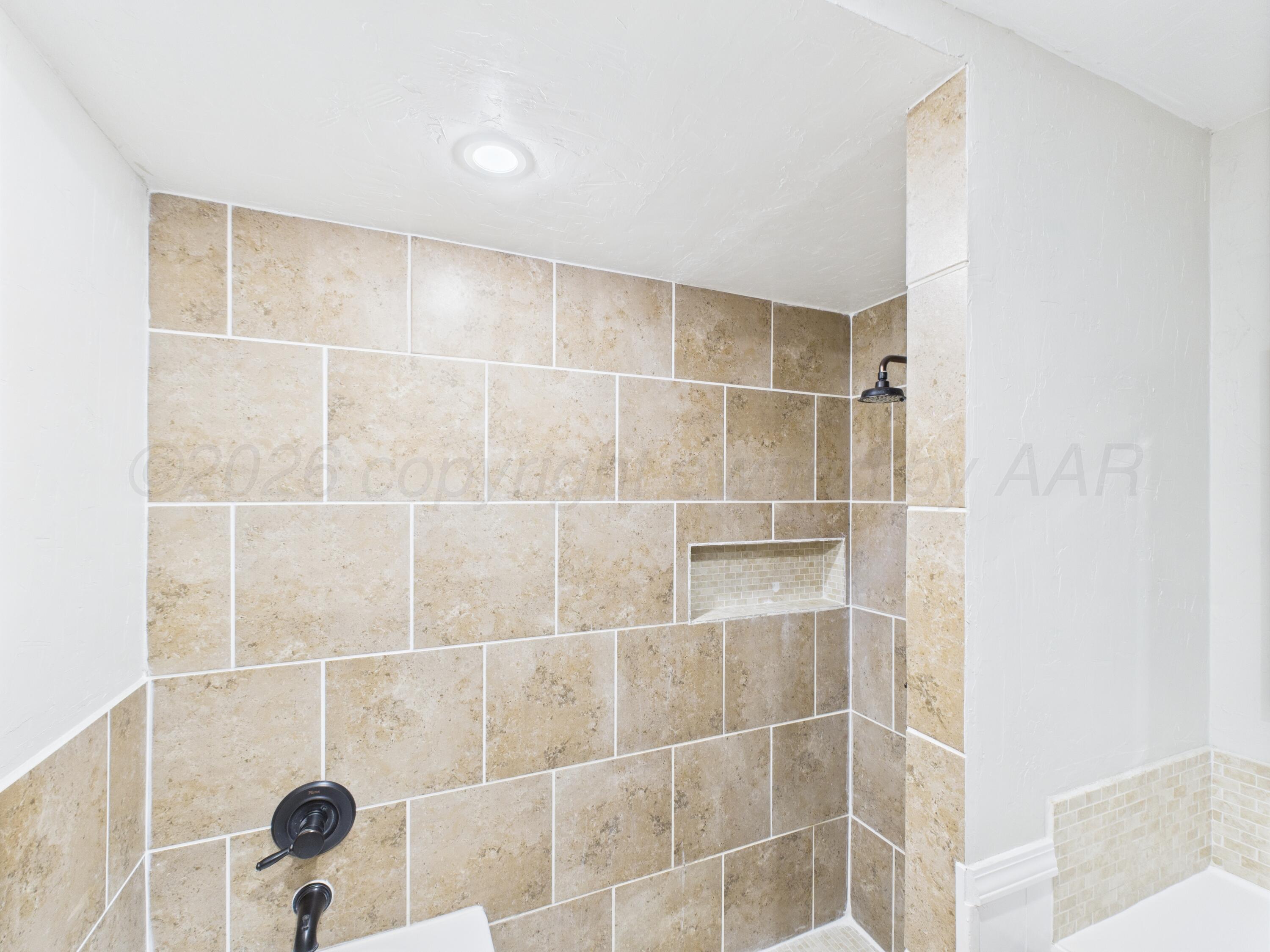 505 South Ridgeland Avenue Fritch, TX 79036 - Photo 15 of 15 a bathroom with a shower