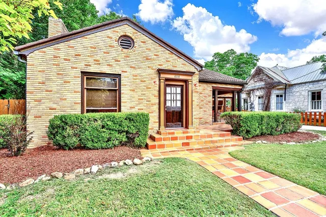 $2,750 | 608 West Hopkins Street, San Marcos, TX 78666