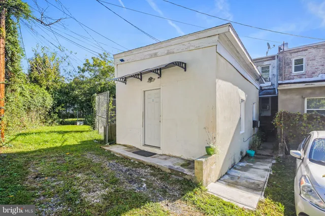 a view of a house with backyard and garden