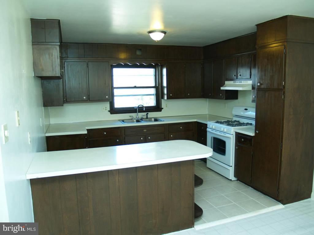 2133 Coventry Road Lancaster, PA 17601 - Photo 3 of 11 Gallery Image 3