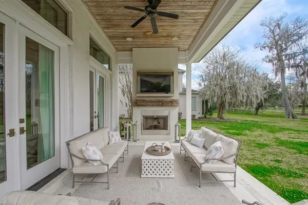 $1,095,000 | 208 Forest Oaks Drive, New Orleans, LA 70131