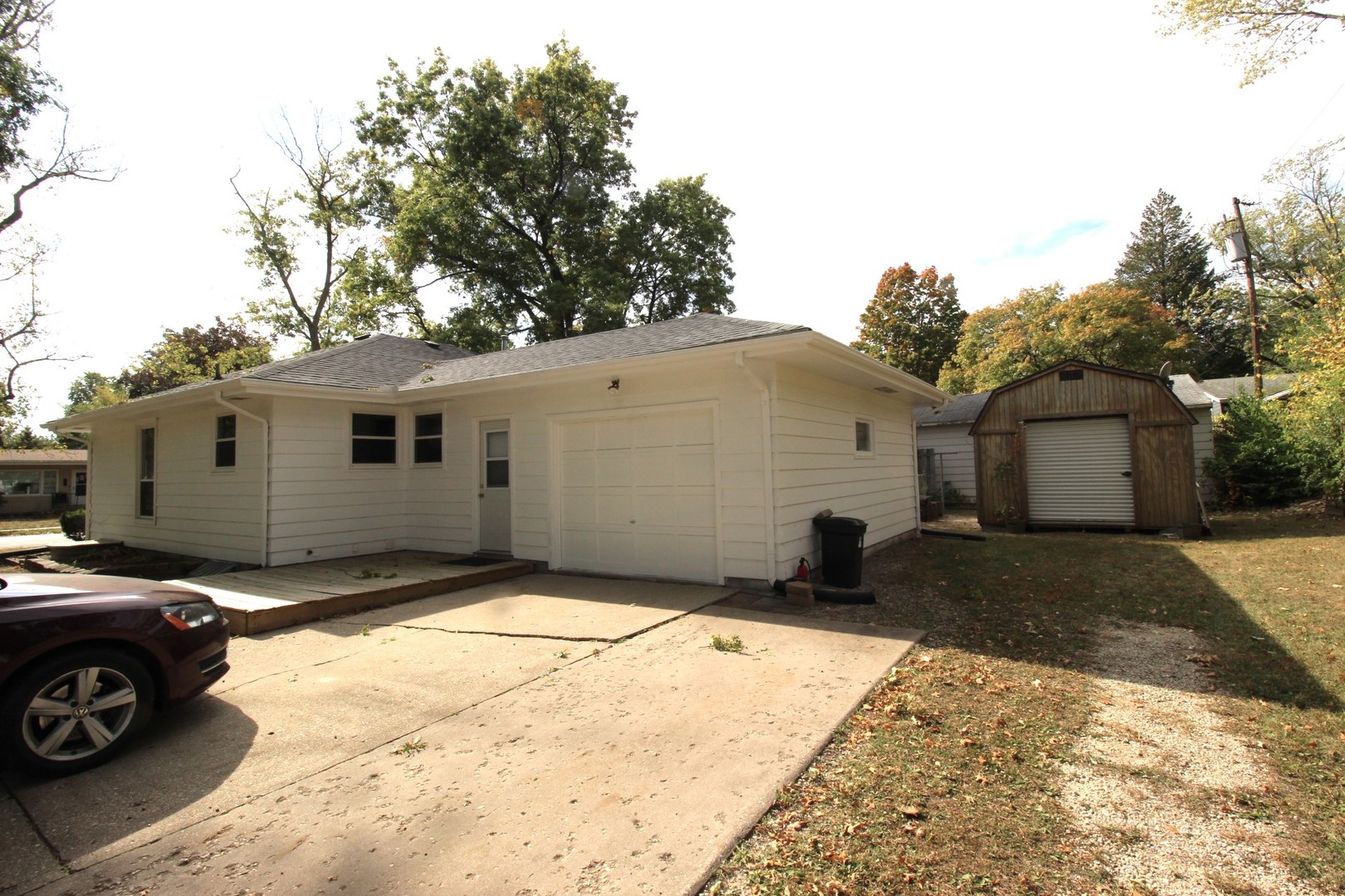 800 Bryan Street Normal, IL 61761 - Photo 3 of 27 a front view of a house with a yard