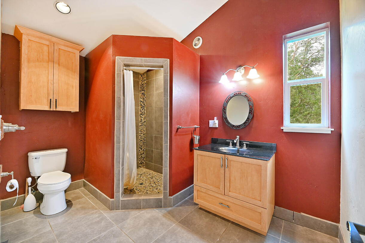 2734 Waters Gulch Road Jacksonville, OR 97530 - Photo 11 of 51 20