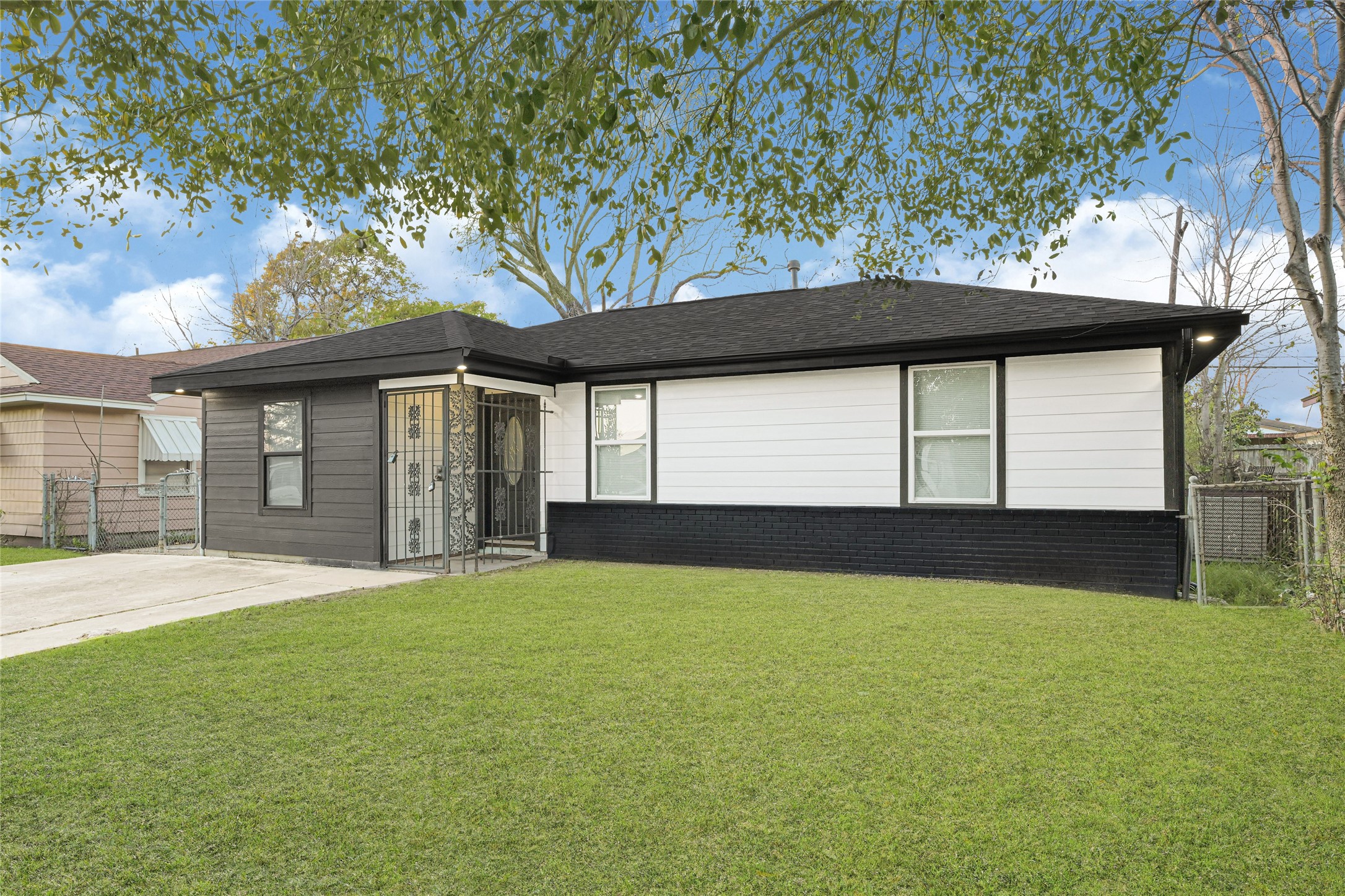 3013 Bloomfield Street Houston, TX 77051 - Photo 3 of 28