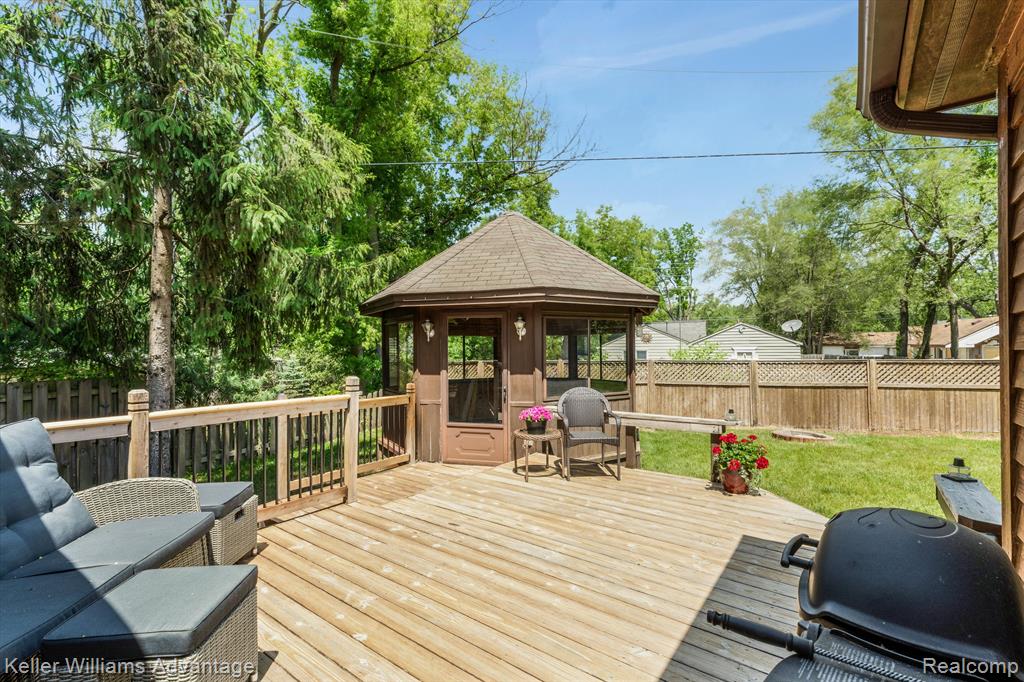 324 Valley Wolverine Lake, MI 48390 - Photo 22 of 25