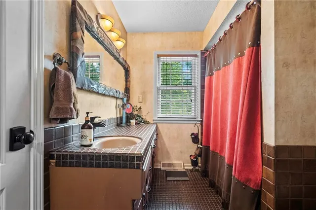 $950,000 | 39410 West 151st Street, Eudora, KS 66025