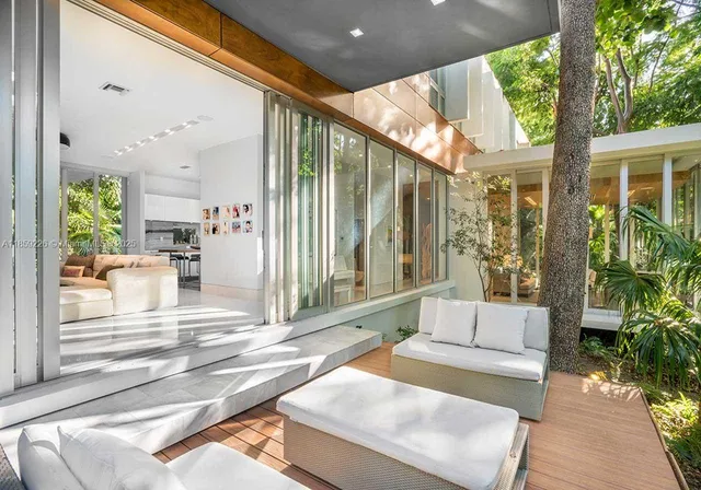 a view of an entryway with patio