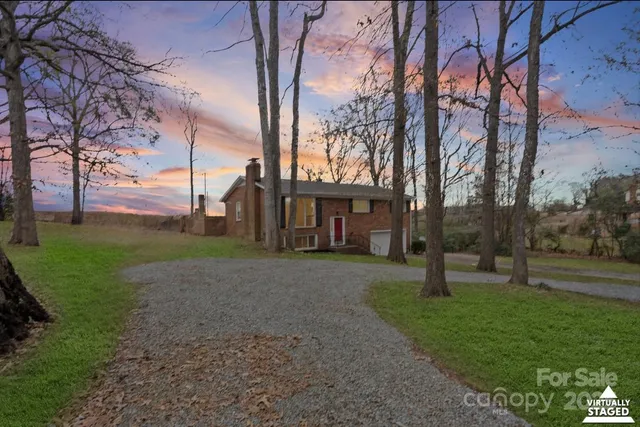 a view of a house with a yard