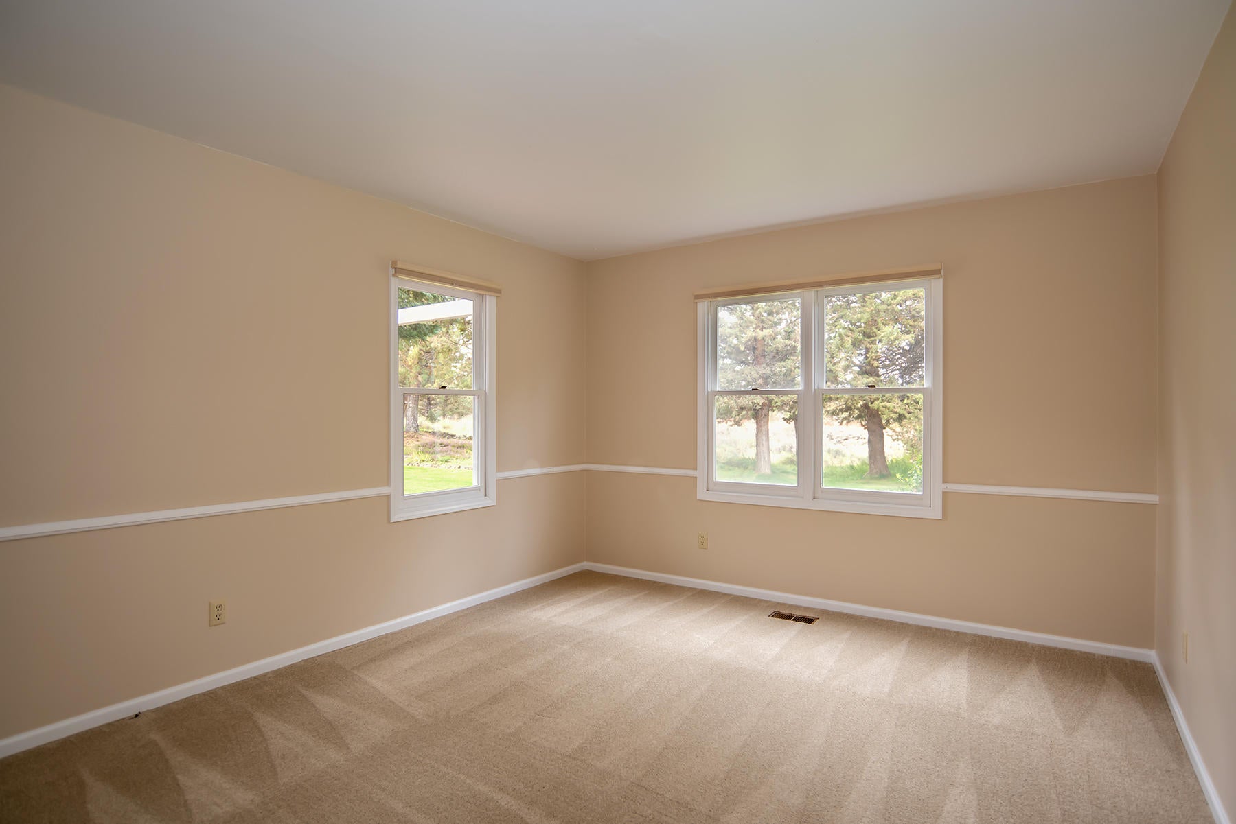 63245 Cole Road Bend, OR 97701 - Photo 24 of 37 24-2nd Bedroom